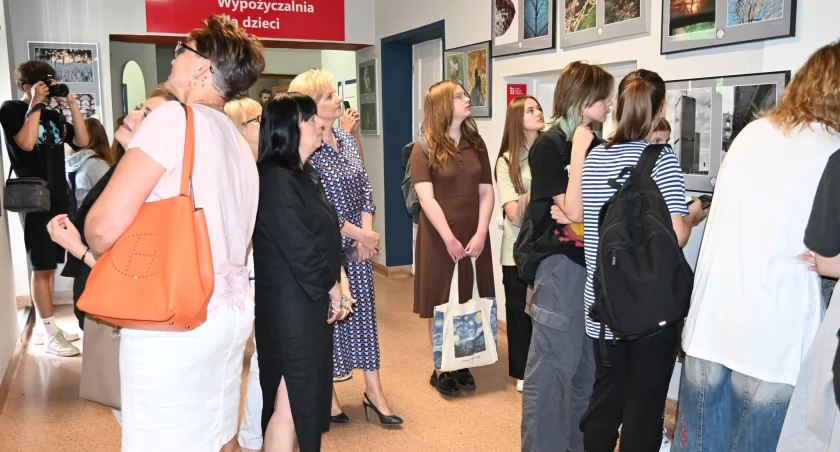 Wernisaż wystawy fotograficznej  w Miejskiej Bibliotece Publicznej z okazji 100-lecia radomszczańskiego Ekonomika