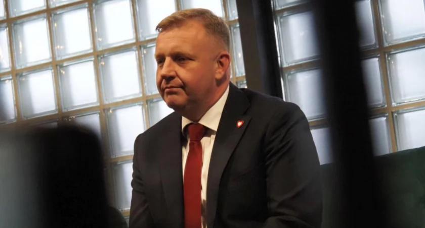 Sesja w starostwie. Radni powiatowi obniżą pensję nowego starosty. Ile będzie zarabiał Łukasz Więcek?