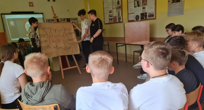 Uczniowie z gminy Dobryszyce wzięli udział w akcji “Młodzi głosują!”. Stworzyli komisje, zagłosowali i policzyli oddane głosy