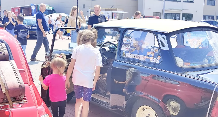 [ZDJĘCIA] VII Ogólnopolski zlot Auto Moto Weteran. Jest co podziwiać, parking pełen motoryzacyjnych perełek