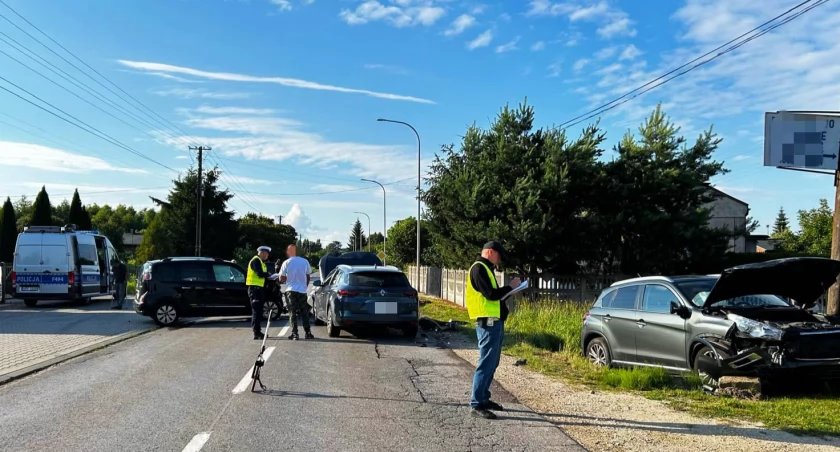Wypadek na Sucharskiego. Zderzenie trzech samochodów. Do szpitala odwieziono 69-letnią kobietę