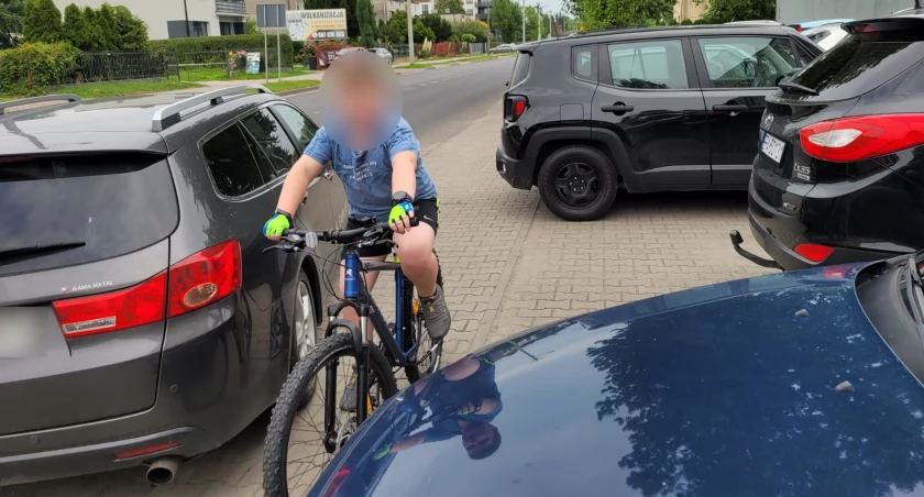 Przed US i Zakładem Energetycznym nie ma gdzie parkować. Kierowcy łamią przepisy, policjanci wypisują mandaty, rozwiązania brak