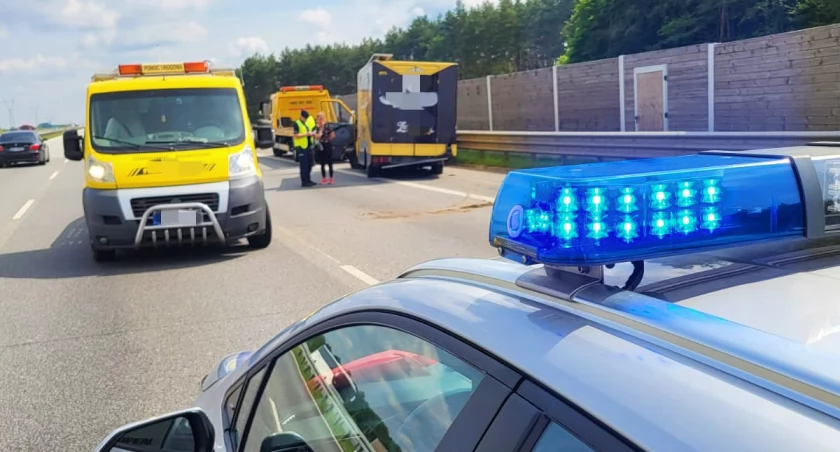 Kolizja na autostradzie A1. 26-latka straciła panowanie nad samochodem, który się przewrócił