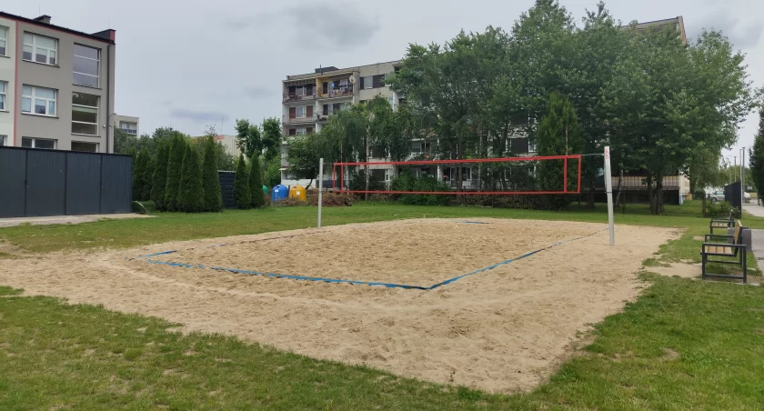 Mieszkańcy żądają zamknięcia poza lekcjami kompleksu boisk przy Szóstce. Przeszkadza im dosłownie wszystko