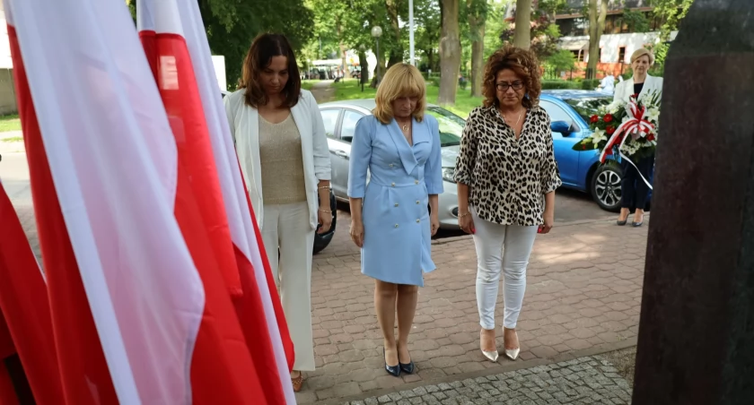 Narodowy Dzień Pamięci Ofiar Niemieckich Nazistowskich Obozów Koncentracyjnych i Obozów Zagłady. Złożono kwiaty