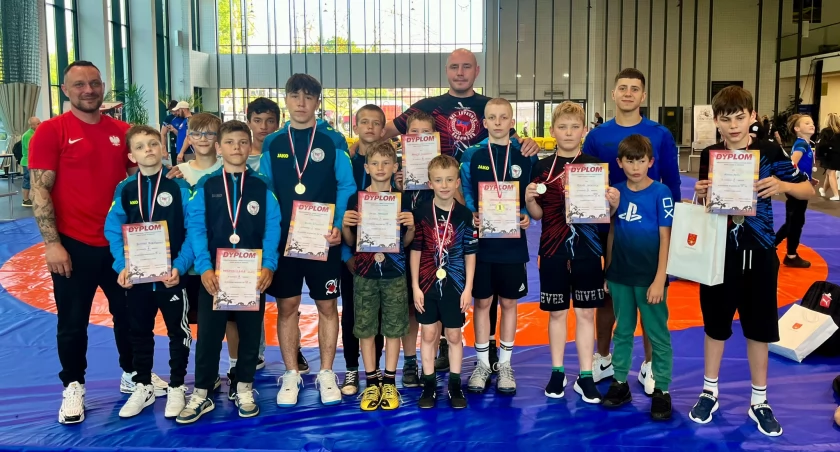 Zawodnicy UKS Zapaśnika Radomsko rozbili medalowy bank na matach w Kluczach
