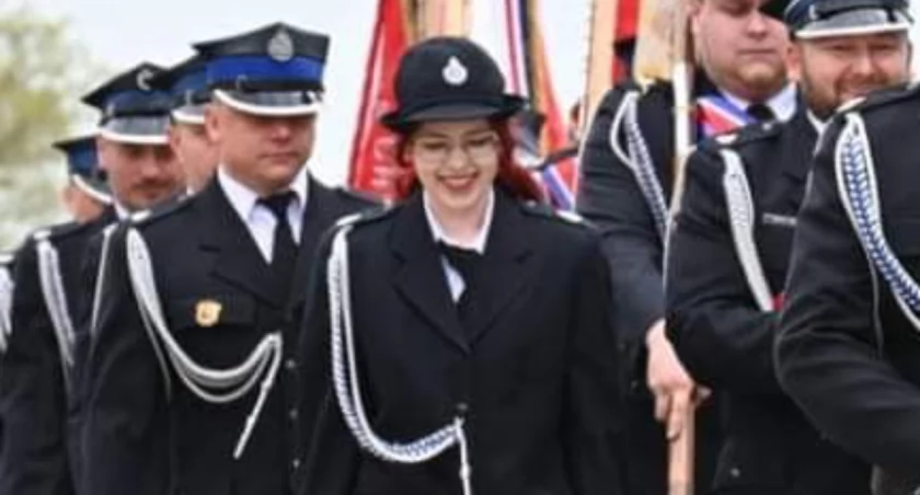 Zastępca komendanta policji podziękował Klaudii Wójcik z OSP Jedlno Drugie. 17-latka pomogła nieznajomemu mężczyźnie