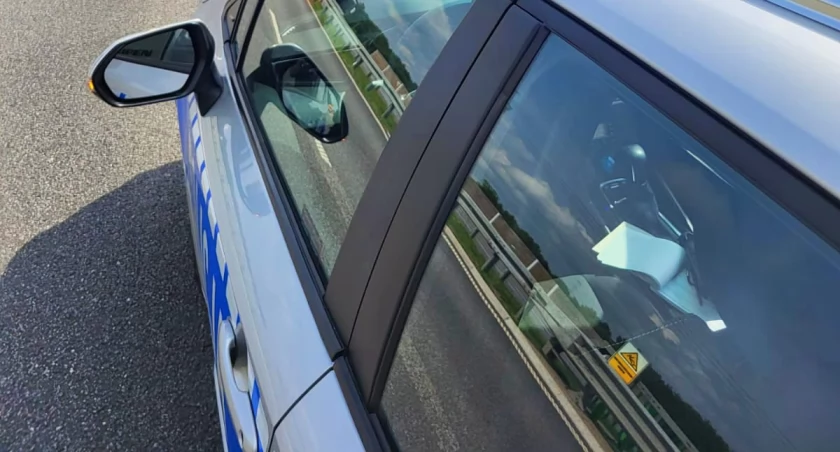 Sucha Wieś. Kierowca nie zatrzymał się do kontroli. Policjanci szukają uciekiniera 