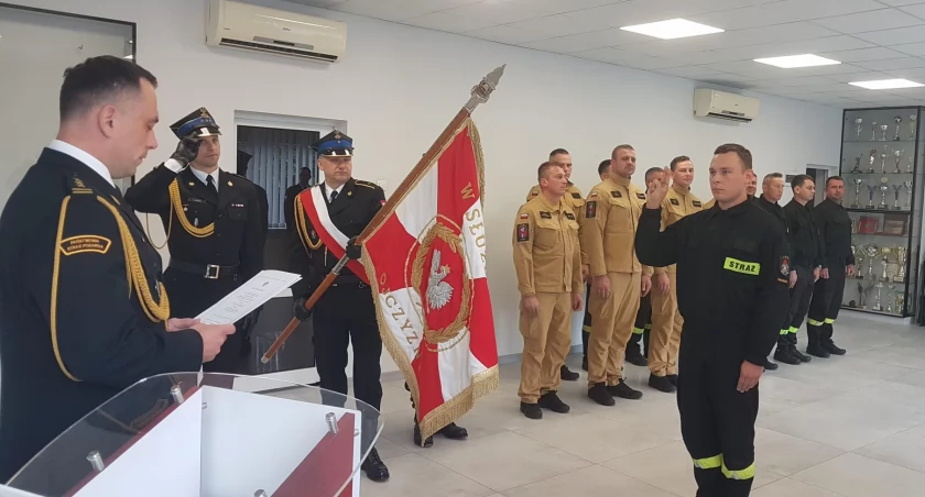 Przemysław Skalik, nowy strażak w radomszczańskiej komendzie, złożył uroczyste ślubowanie
