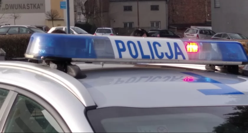 Kierowca audi uciekał ulicami miasta łamiąc kolejne przepisy. Potem uciekł pieszo. Policja zna jego nazwisko i adres zamieszkania