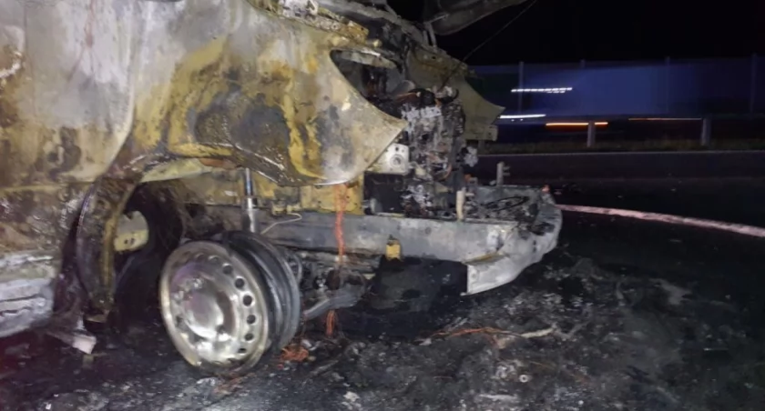 Pożar na autostradzie A1. Kierowca najechał na oponę. Z mercedesa nic nie zostało 