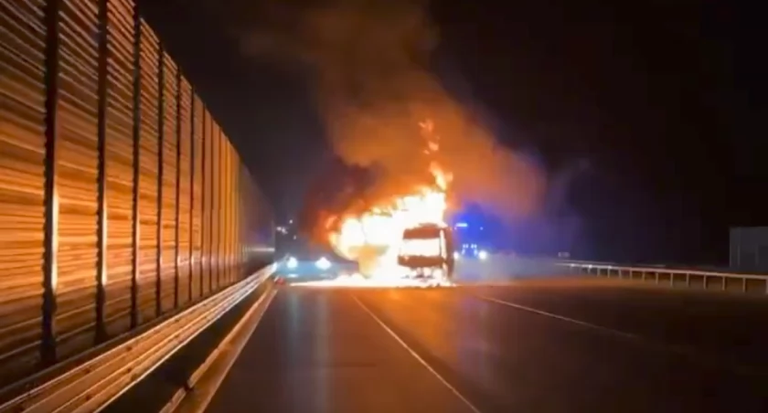 [WIDEO] Pożar mercedesa sprintera na autostradzie A1 w kierunku Łodzi 