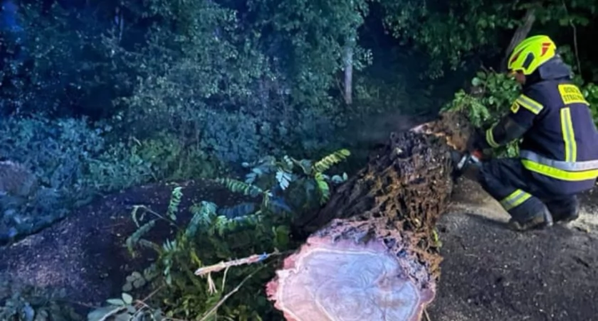 Uwaga! Zapowiadane są groźne burze. Strażacy w gotowości, policja przestrzega 