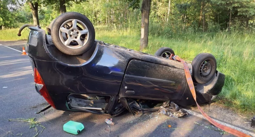 Ochocie, gmina Kamieńsk. Fiat punto dachował. W środku były cztery osoby. Jedna z nich nie mogła się wydostać z samochodu