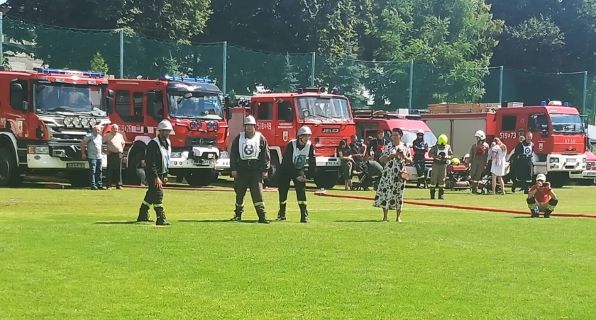 Eliminacje Miejskich Zawodów Sportowo-Pożarniczych jednostek OSP. Zawody odbyły się na boisku MOSiR-u 