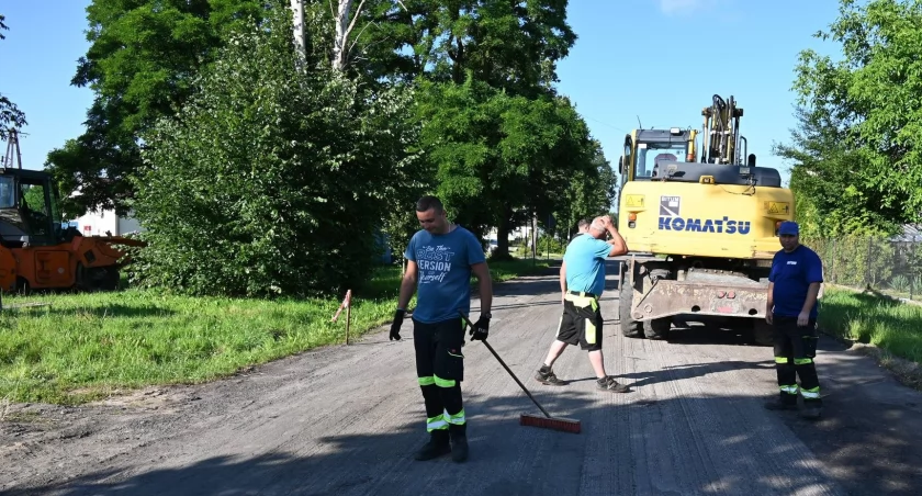 Remont Piłsudskiego, przebudowa drogi w Kolonii Krępie, budowa chodników w Łowiczu i Kajetanowie. Za grube miliony