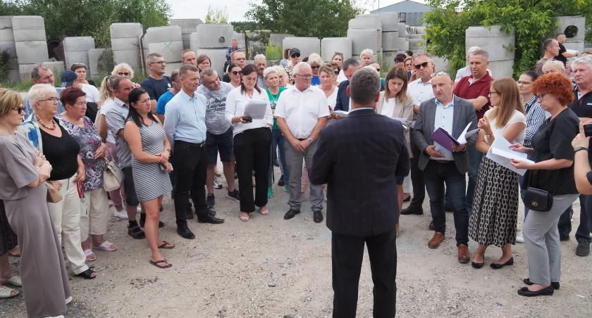 [WIDEO, ZDJĘCIA] Mieszkańcy pytali, przedsiębiorca uspokajał: - Ten tusz z tonerów to przecież z naszych drukarek