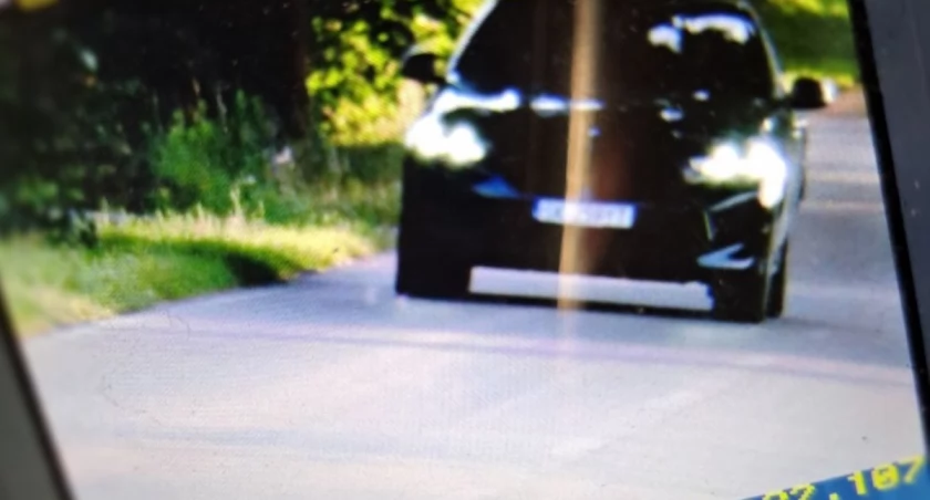 38-latek kierujący BMW prawie trzykrotnie przekroczył dozwoloną prędkość. Został zatrzymany na Broniewskiego w Strzałkowie 