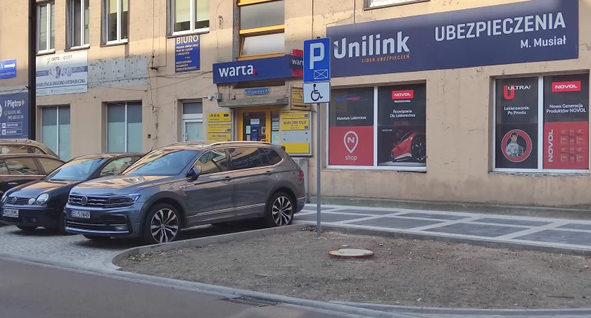 Radomszczanin: No ja rozumiem, plac budowy i tak dalej. Ale miejsce dla niepełnosprawnych na trawniku? To już nie jest nawet przegięcie...