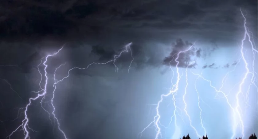 Alert pogodowy! W nocy przez nasz powiat mają przejść burze z ulewnym deszczem