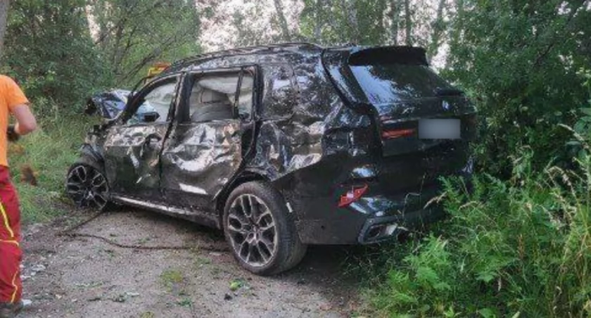 40-latek rozbił nowe BMW. Jechał zbyt szybko i nie opanował auta, które dachowało. W wydychanym miał półtora promila