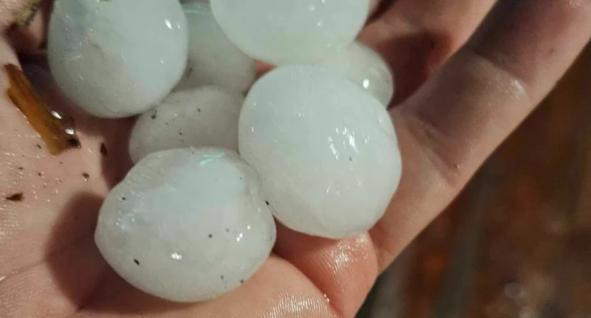 Gradobicie nad stanicą harcerską radomszczańskiego hufca ZHP w Białym Brzegu. Wielkości piłeczek pingpongowych