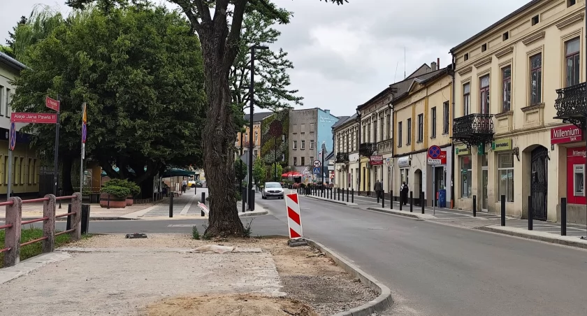 Kończy się przebudowa odcinka od ul. Żeromskiego do okolic mostka kolejowego. Wykonawca ma czas do 10 sierpnia