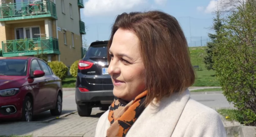 Magdalena Stępień pracuje w Urzędzie Gminy w Kobielach. Zatrudniła ją wójt Beata Pokora. Obie należą do Wspólnego Samorządu