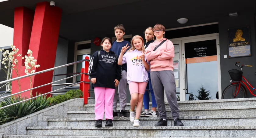 Dominik, Marysia, Milena, Amelia, Oliwia i Bartosz proszą o pomoc. Zbierają karmę dla zwierząt w schronisku