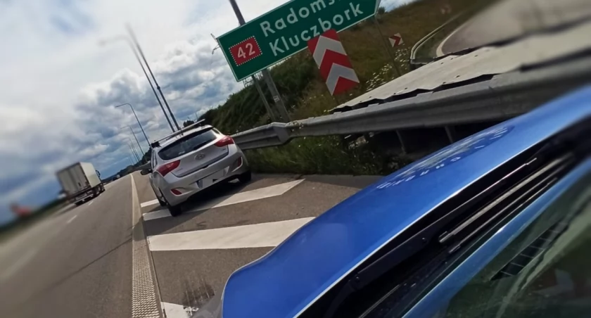 W hyundaiu skończyło się paliwo. 45-letnia kobieta ryzykowała życie. Pomogli radomszczańscy policjanci