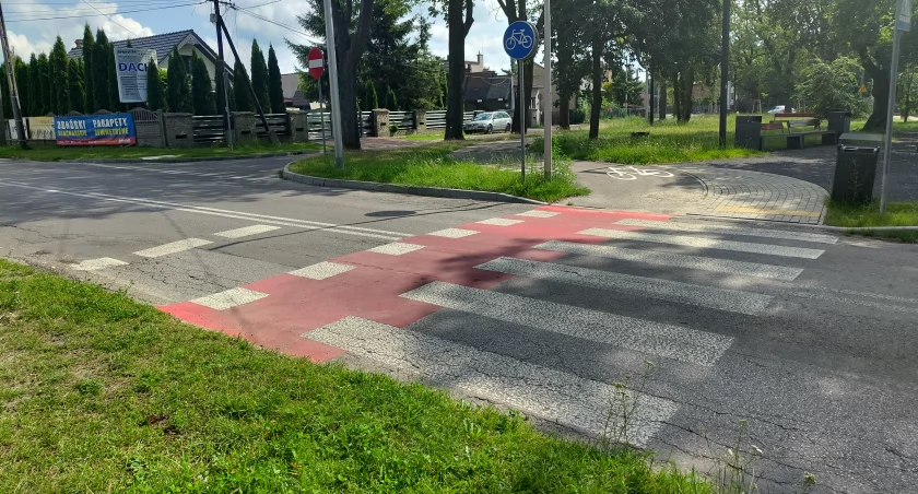 Przejście dla pieszych kończy się... trawnikiem. Urząd Miasta odpowiada: Spokojnie, mieszkańcy będą mogli z niego wygodnie i bezpiecznie korzystać