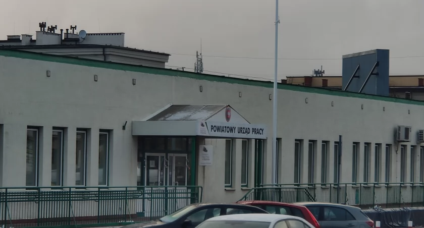 Szpital zatrudnia, inni nie zwalniają. Sprawdzamy, ile osób pracuje w jednostkach starostwa 