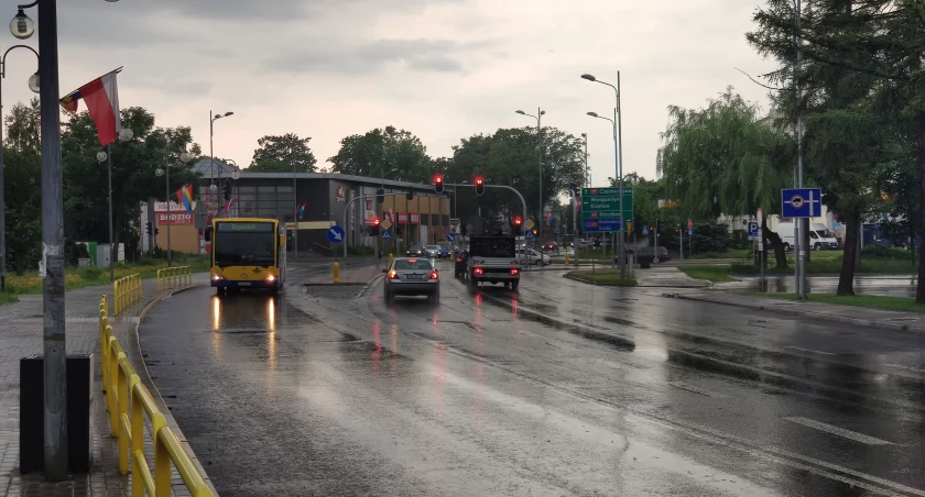 Łódzkie WCZK ostrzega przed burzami. Zapowiada silny wiatr, a miejscami nawet grad