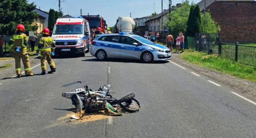 16-latek kierujący motorowerem zjechał wprost pod ciężarówkę. Został przewieziony śmigłowcem do szpitala 