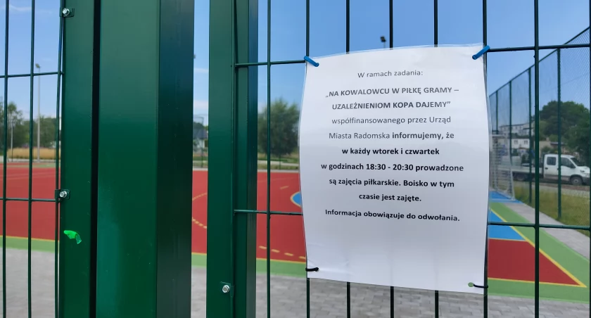 Boisko na Gliniankach. Ogólnodostępne, bezpłatne i czynne cały tydzień. A nie... Czekaj. We wtorki i czwartki tylko na wyłączność