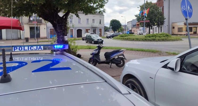 Stłuczka na rondzie przy Przedborskiej. Audi wjechało w motorowerzystę