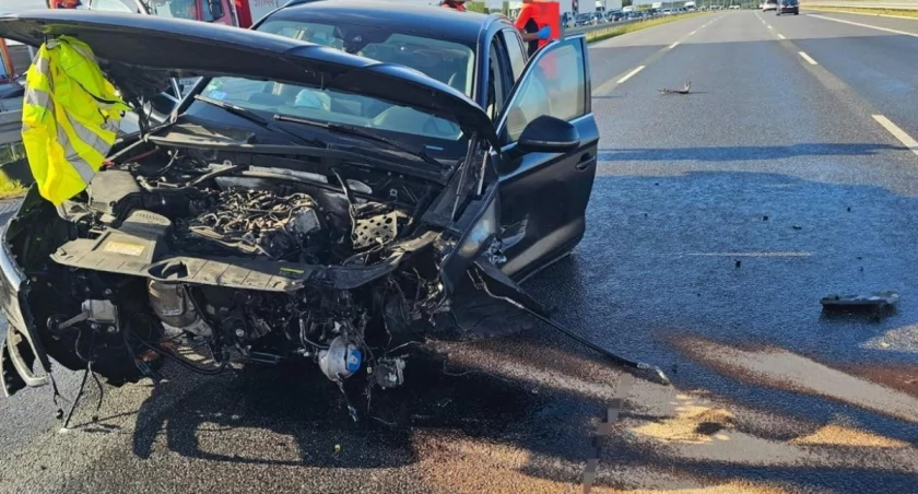 Autostrada zablokowana przez dwie godziny. Kierowca audi zasnął za kierownicą