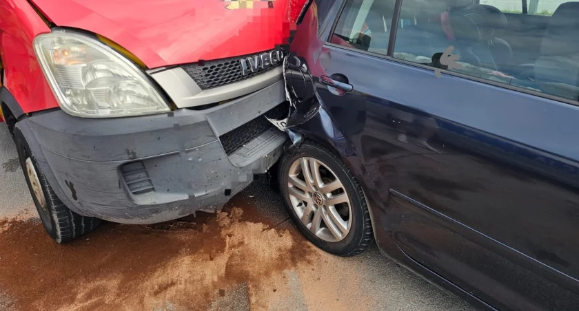 20-letni kierowca Iveco spowodował karambol trzech aut na autostradzie A1. Kierowca zapłaci mandat 