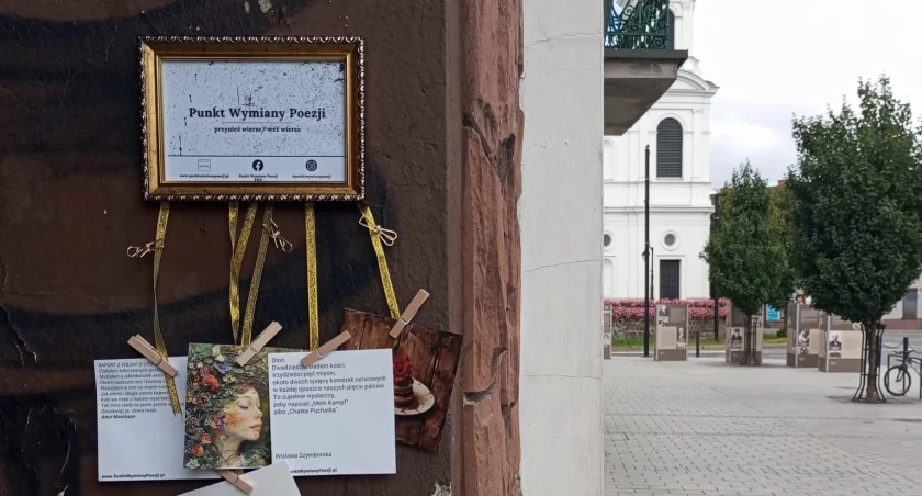 Punkt Wymiany Poezji w Radomsku. Drugi w województwie. “Stoi” za nim poetka Joanna Szpecińska