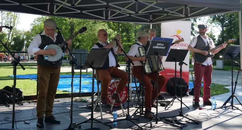 Gala kapel podwórkowych w parku Świętojańskim. Była muzyka, taniec i wspólny śpiew