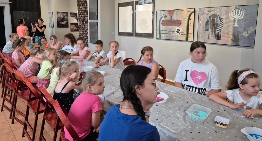 [ZDJĘCIA:] Muzeum Regionalne. Warsztaty z cyklu „Lato w muzeum”. Dzieci tworzyły biżuterię z koralików