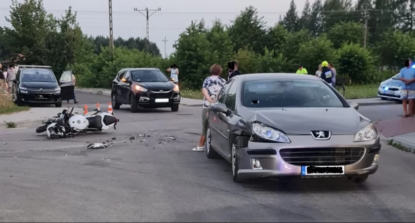 Kierowca peugeota wymusił pierwszeństwo przejazdu na motocykliście. 22-latek został odwieziony do szpitala
