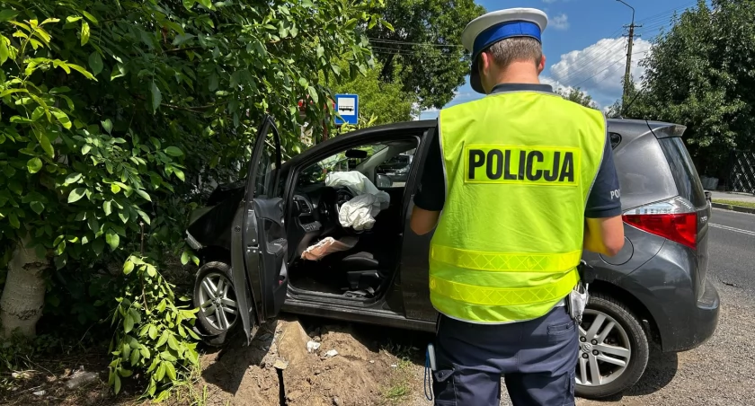 66-latek zasłabł za kierownicą. Auto uderzyło w słup. W samochodzie była jeszcze 10-letnia dziewczynka