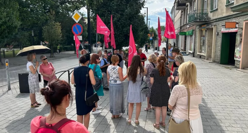 [FILM] Publiczny różaniec w intencji zatrzymania aborcji. Wierni modlili się na ul. Reymonta