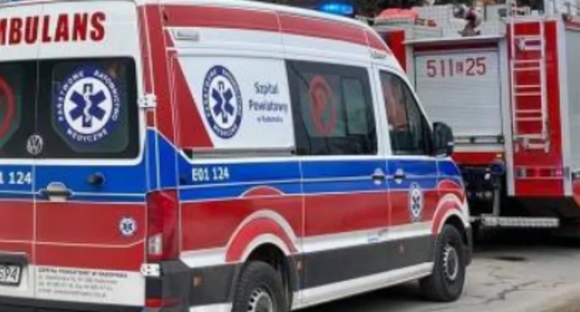 Strażacy pomagali ratownikom medycznym w transporcie pacjentki, która waży 150 kilogramów