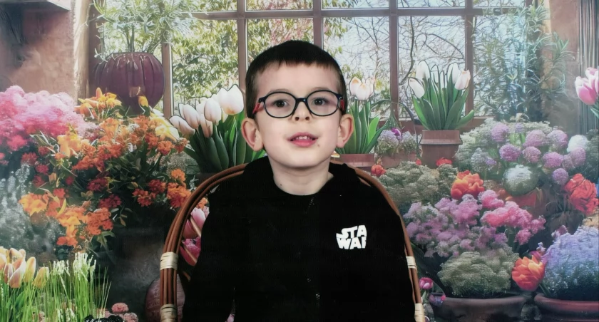 Igor ma 7 lat, mieszka w Kobielach Wielkich i potrzebuje pomocy. Chłopiec nie ma normalnego dzieciństwa