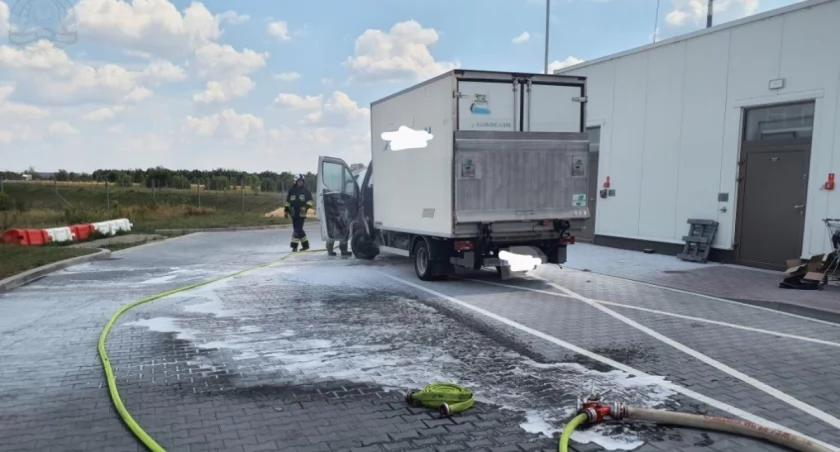 Pożar samochodu na stacji benzynowej. Do akcji wysłano dwie jednostki straży