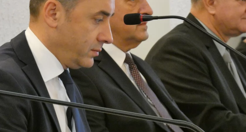 Czytelnik: - Dlaczego wciąż nie ma na stronie oświadczeń majątkowych radnych powiatu?  Starostwo: Czekamy na opinię prawną