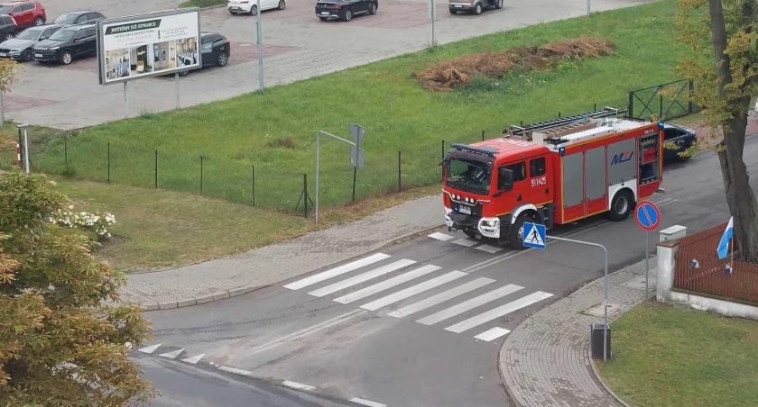 Potrącenie pieszej na przejściu. Służby ratunkowe udzielają pomocy 