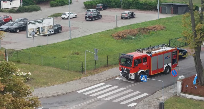 40-latek kierujący Mercedesem potrącił 38-latkę. Na przejściu. Kobieta został odwieziona do szpitala